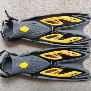 Unisex Leader Snorkelling Fins in Grey and Yellow Size L/XL (10-14 W, 9-13 M)